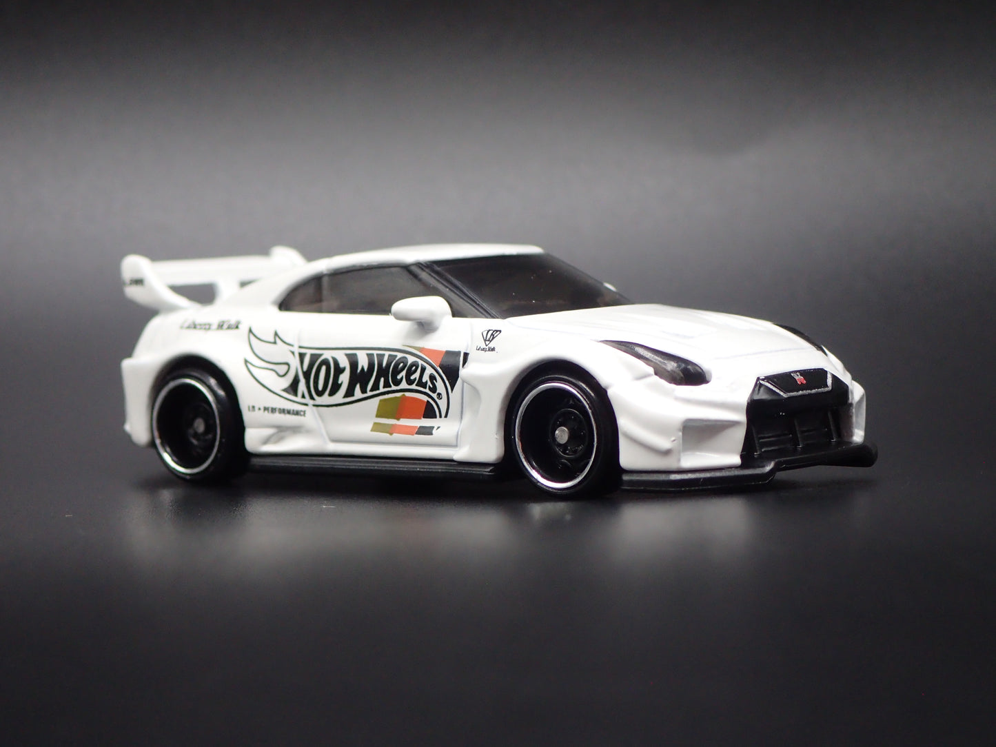 NISSAN GTR R35 LBWK SILHOUTTE WORKS GT 35GT-RR VER2 1:64 SCALE DIECAST MODEL CAR