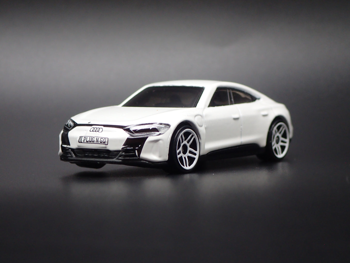 2021-2026 AUDI RS E TRON GT WHITE 1:64 SCALE COLLECTIBLE DIECAST MODEL CAR
