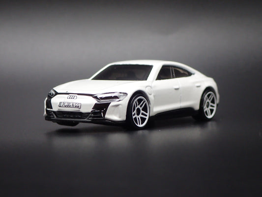 2021-2026 AUDI RS E TRON GT WHITE 1:64 SCALE COLLECTIBLE DIECAST MODEL CAR