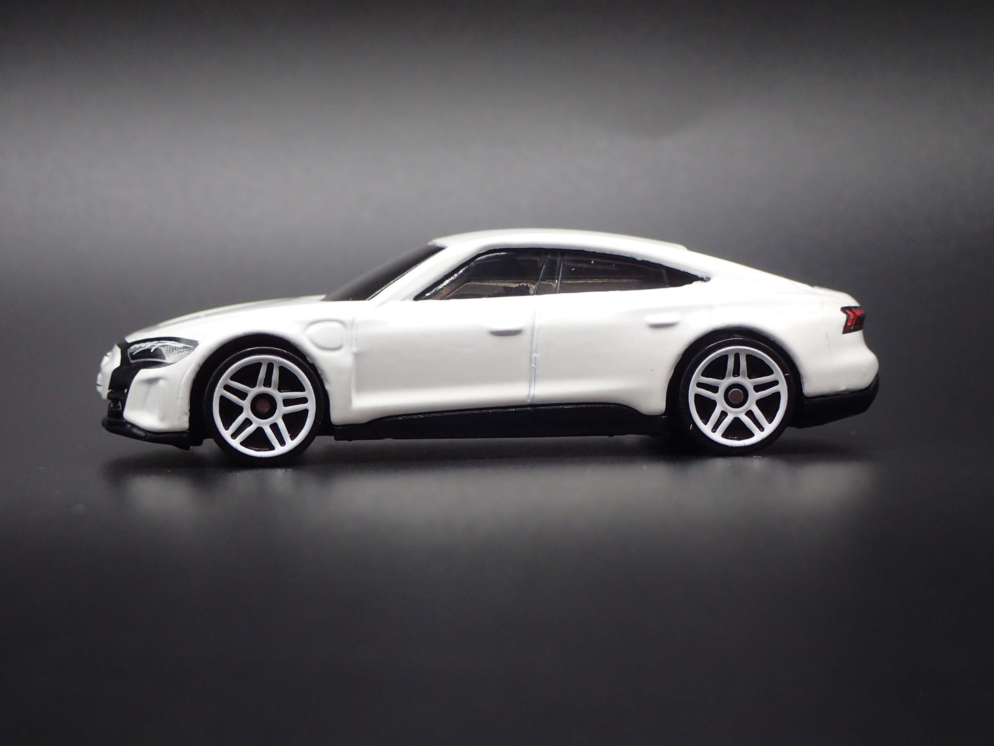 2021-2026 AUDI RS E TRON GT WHITE 1:64 SCALE COLLECTIBLE DIECAST MODEL CAR