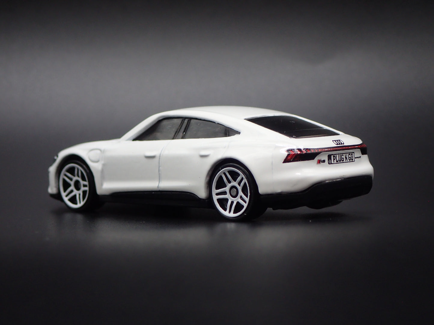 2021-2026 AUDI RS E TRON GT WHITE 1:64 SCALE COLLECTIBLE DIECAST MODEL CAR