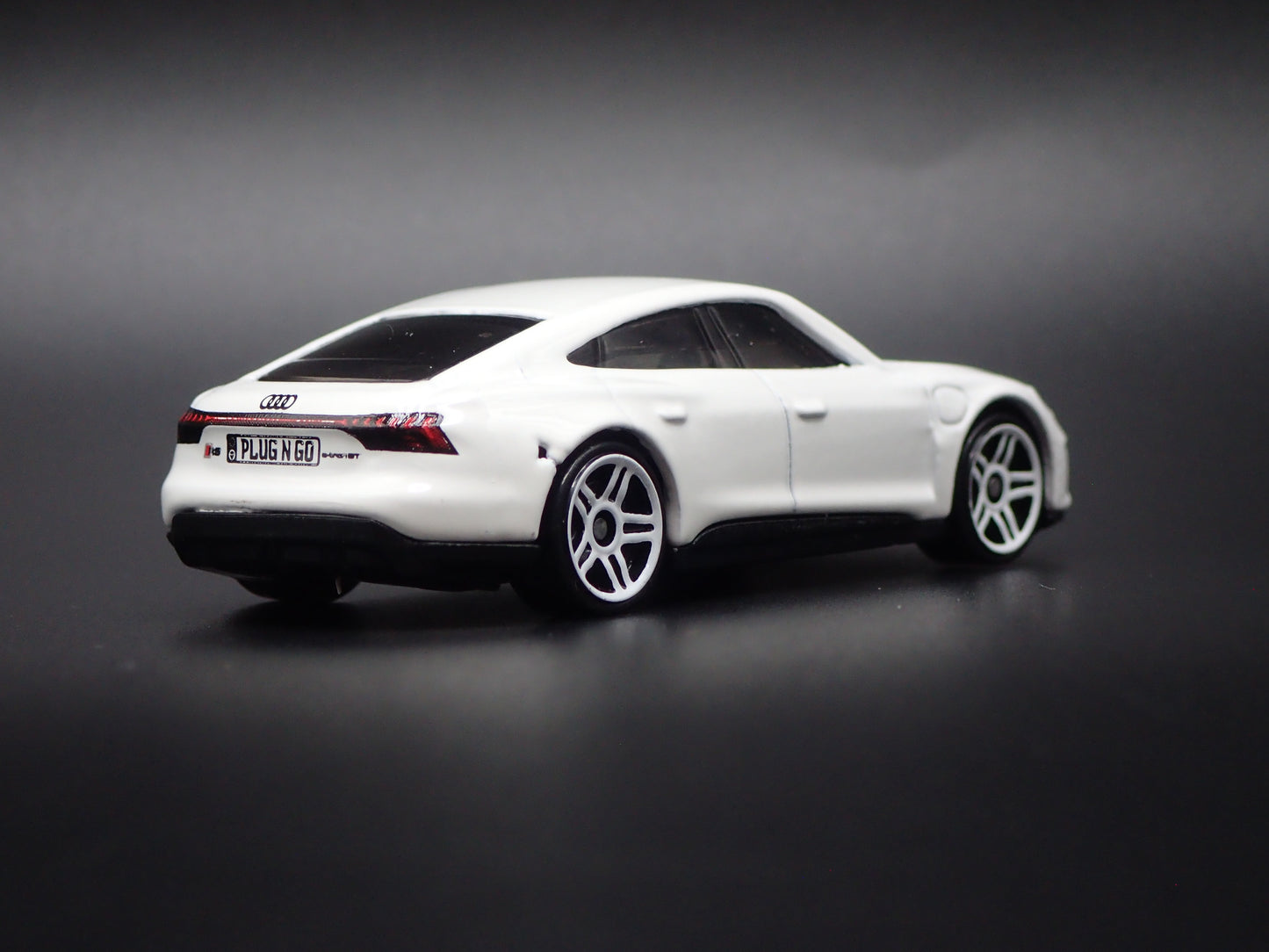 2021-2026 AUDI RS E TRON GT WHITE 1:64 SCALE COLLECTIBLE DIECAST MODEL CAR