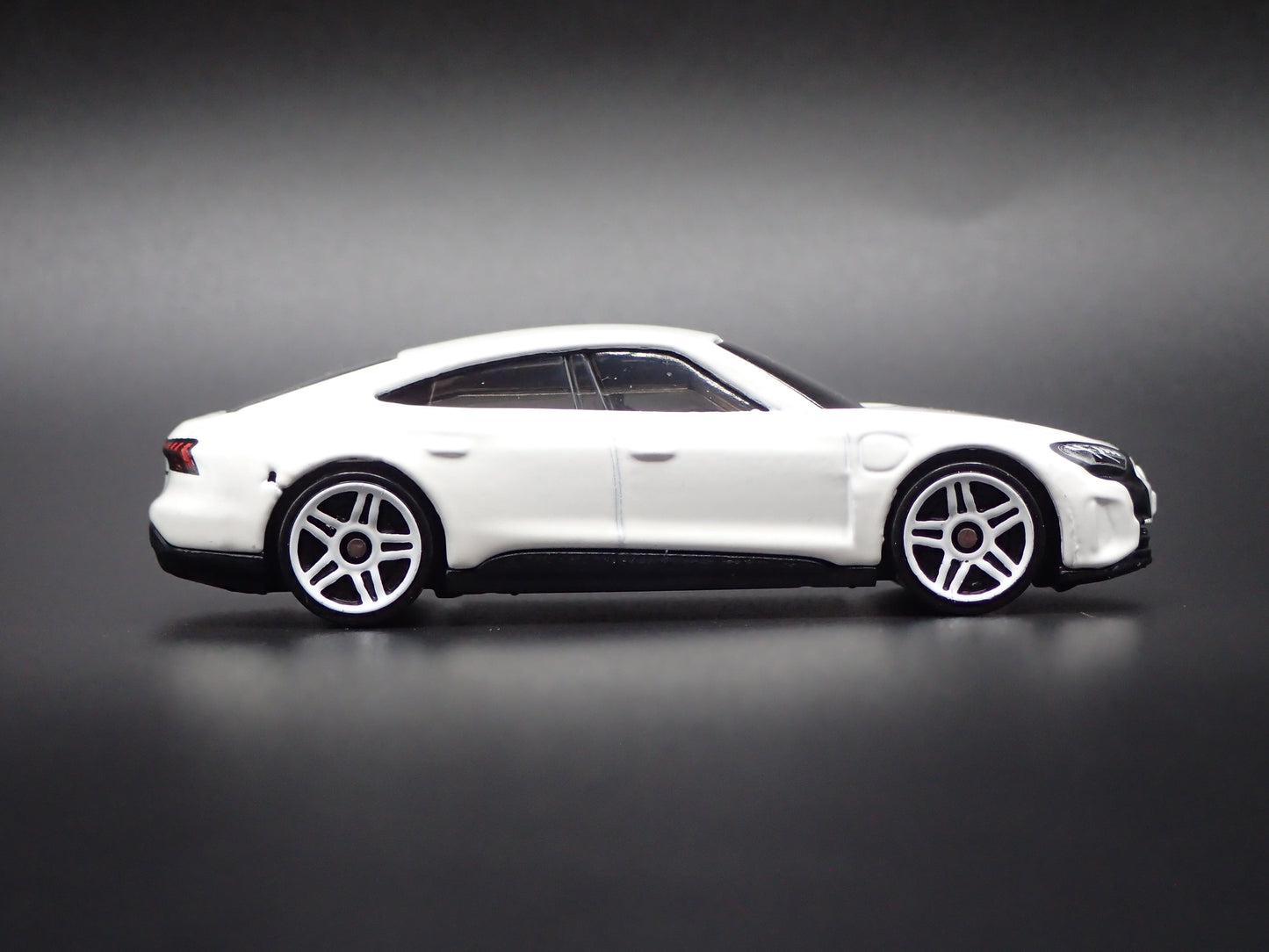 2021-2026 AUDI RS E TRON GT WHITE 1:64 SCALE COLLECTIBLE DIECAST MODEL CAR