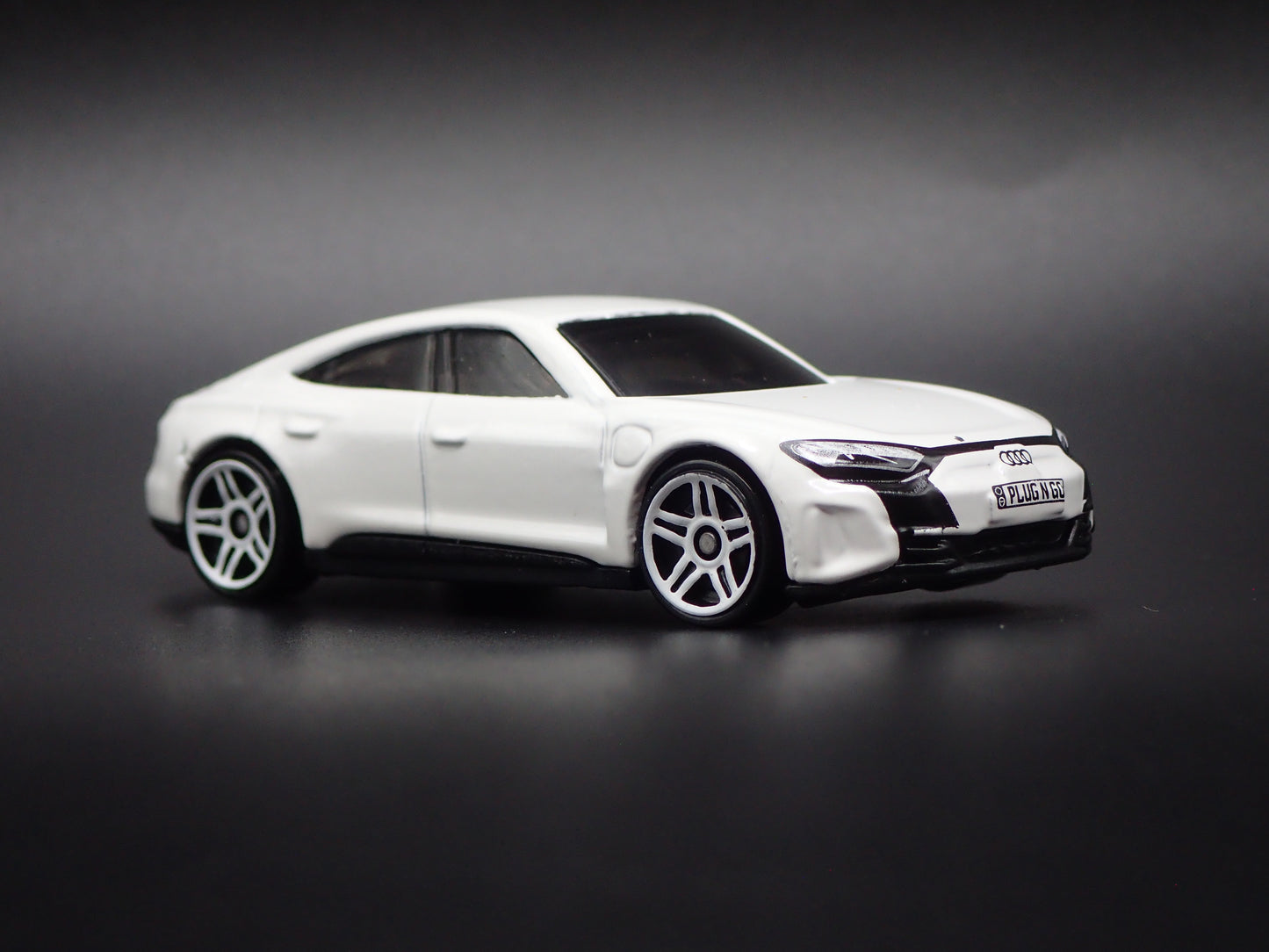 2021-2026 AUDI RS E TRON GT WHITE 1:64 SCALE COLLECTIBLE DIECAST MODEL CAR