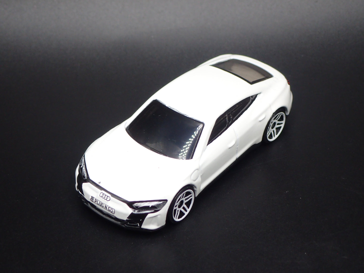 2021-2026 AUDI RS E TRON GT WHITE 1:64 SCALE COLLECTIBLE DIECAST MODEL CAR