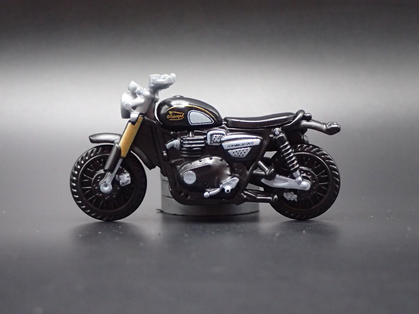 TRIUMPH SCRAMBLER MOTORCYCLE BLACK 1:64 SCALE DIORAMA DIECAST MODEL CAR