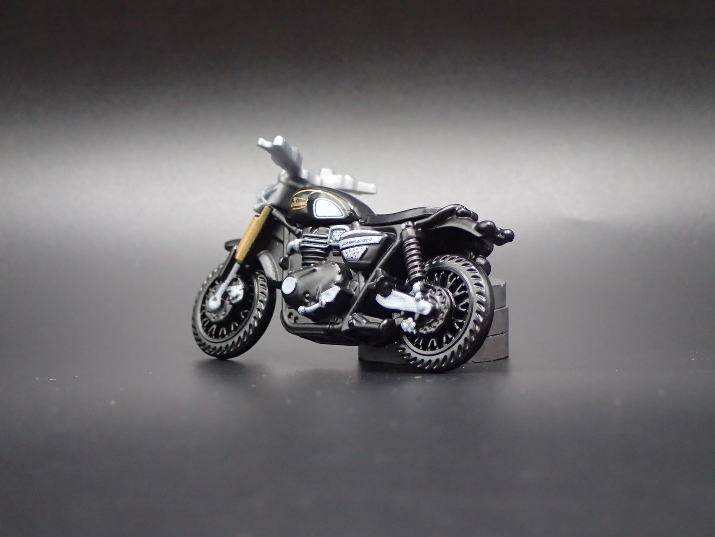 TRIUMPH SCRAMBLER MOTORCYCLE BLACK 1:64 SCALE DIORAMA DIECAST MODEL CAR