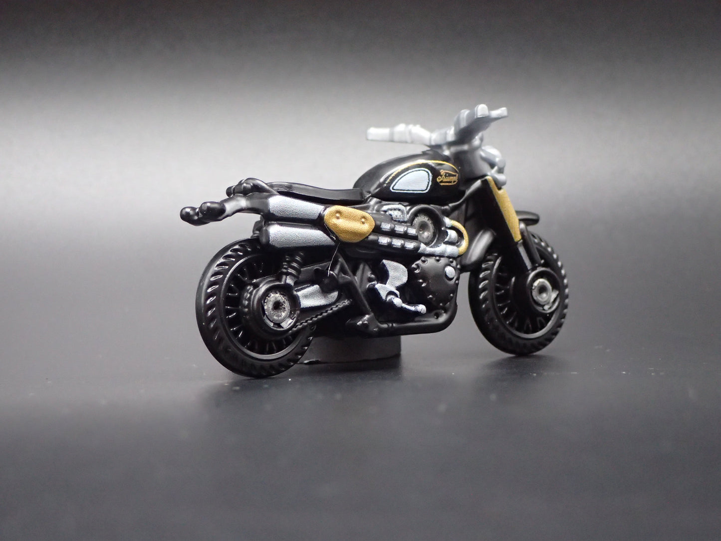 TRIUMPH SCRAMBLER MOTORCYCLE BLACK 1:64 SCALE DIORAMA DIECAST MODEL CAR