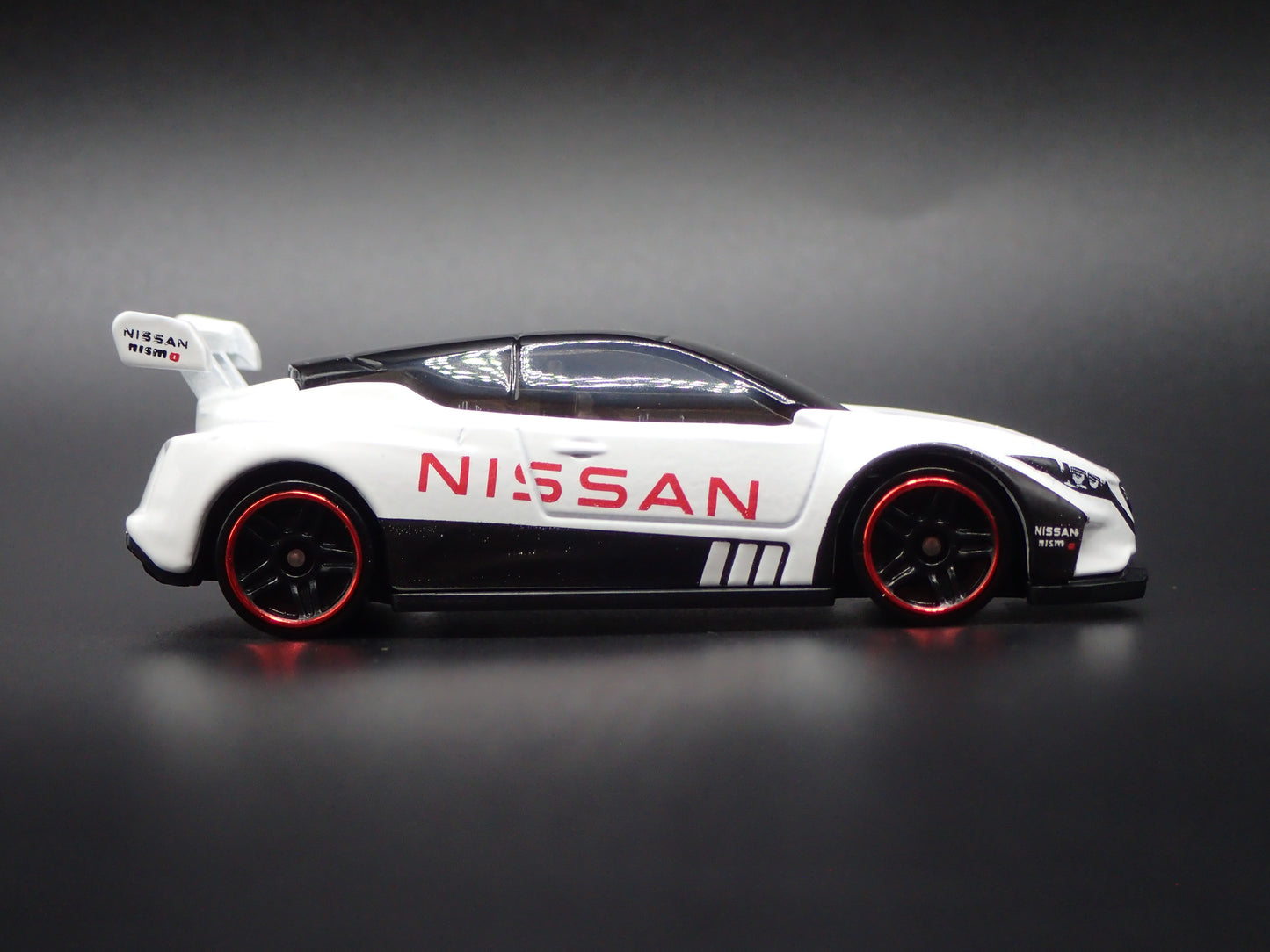 NISSAN LEAF NISMO RC 02 WHITE 1:64 SCALE COLLECTIBLE DIECAST MODEL CAR