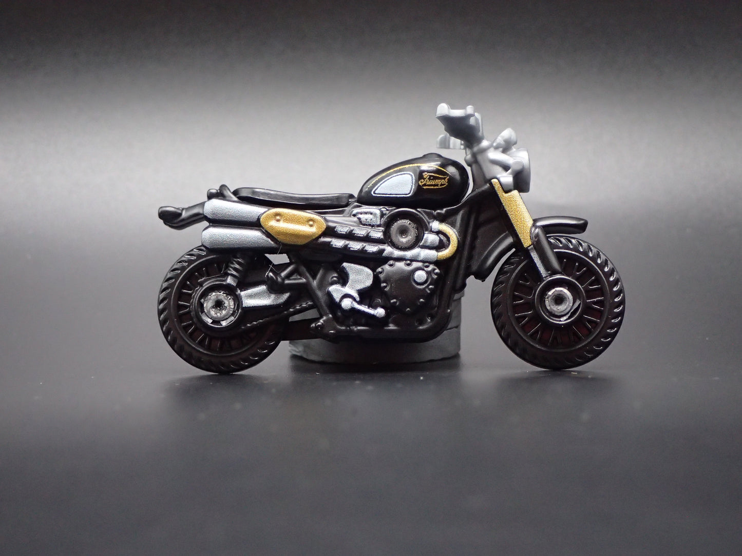 TRIUMPH SCRAMBLER MOTORCYCLE BLACK 1:64 SCALE DIORAMA DIECAST MODEL CAR