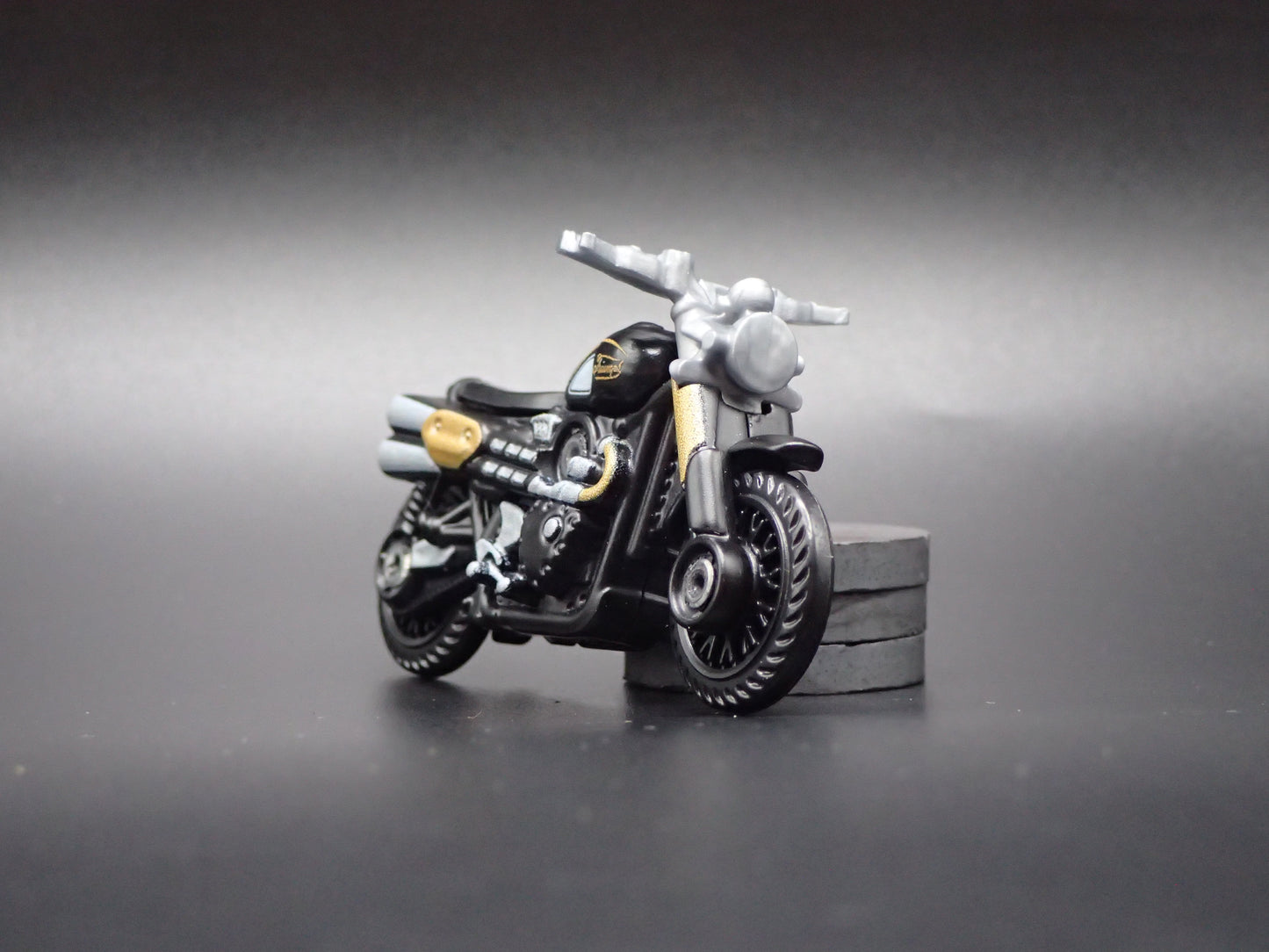 TRIUMPH SCRAMBLER MOTORCYCLE BLACK 1:64 SCALE DIORAMA DIECAST MODEL CAR