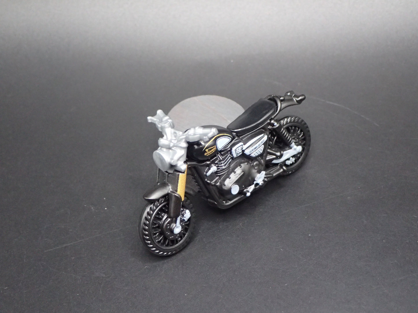 TRIUMPH SCRAMBLER MOTORCYCLE BLACK 1:64 SCALE DIORAMA DIECAST MODEL CAR