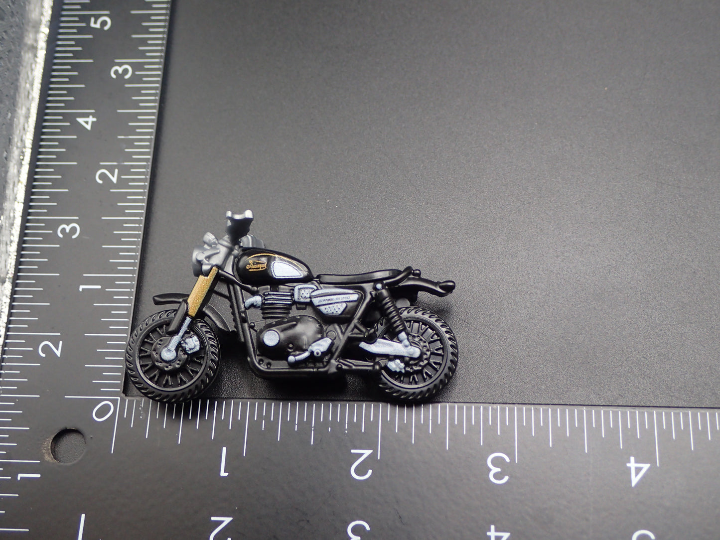 TRIUMPH SCRAMBLER MOTORCYCLE BLACK 1:64 SCALE DIORAMA DIECAST MODEL CAR