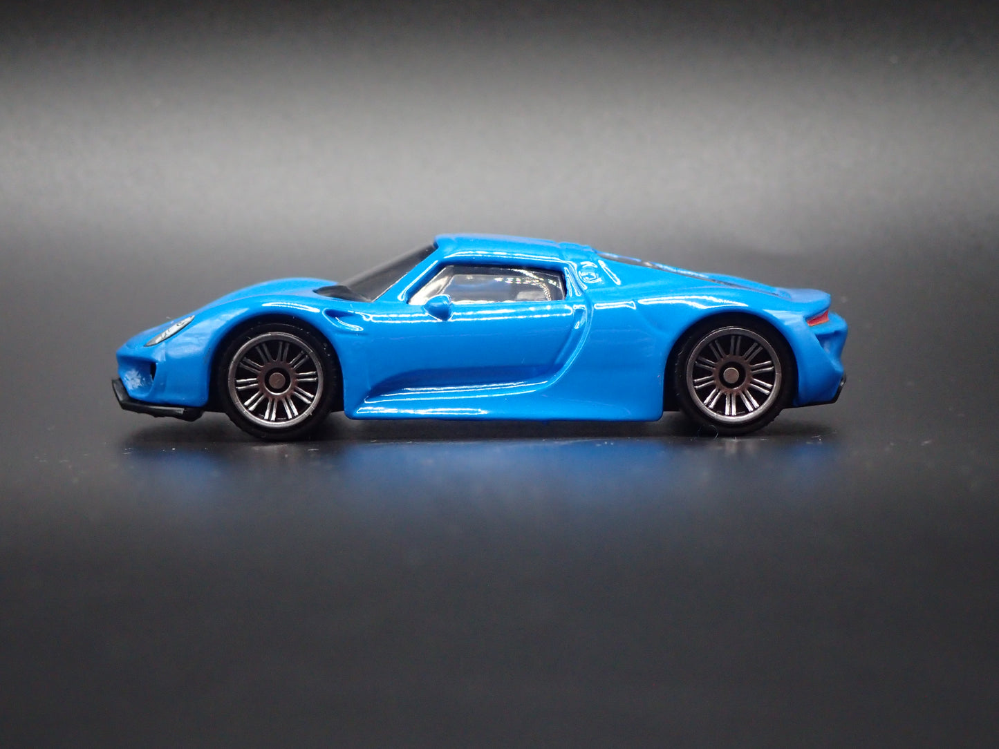 2013-2015 PORSCHE 918 SPYDER SUPER CAR BLUE 1:64 SCALE DIORAMA DIECAST MODEL CAR