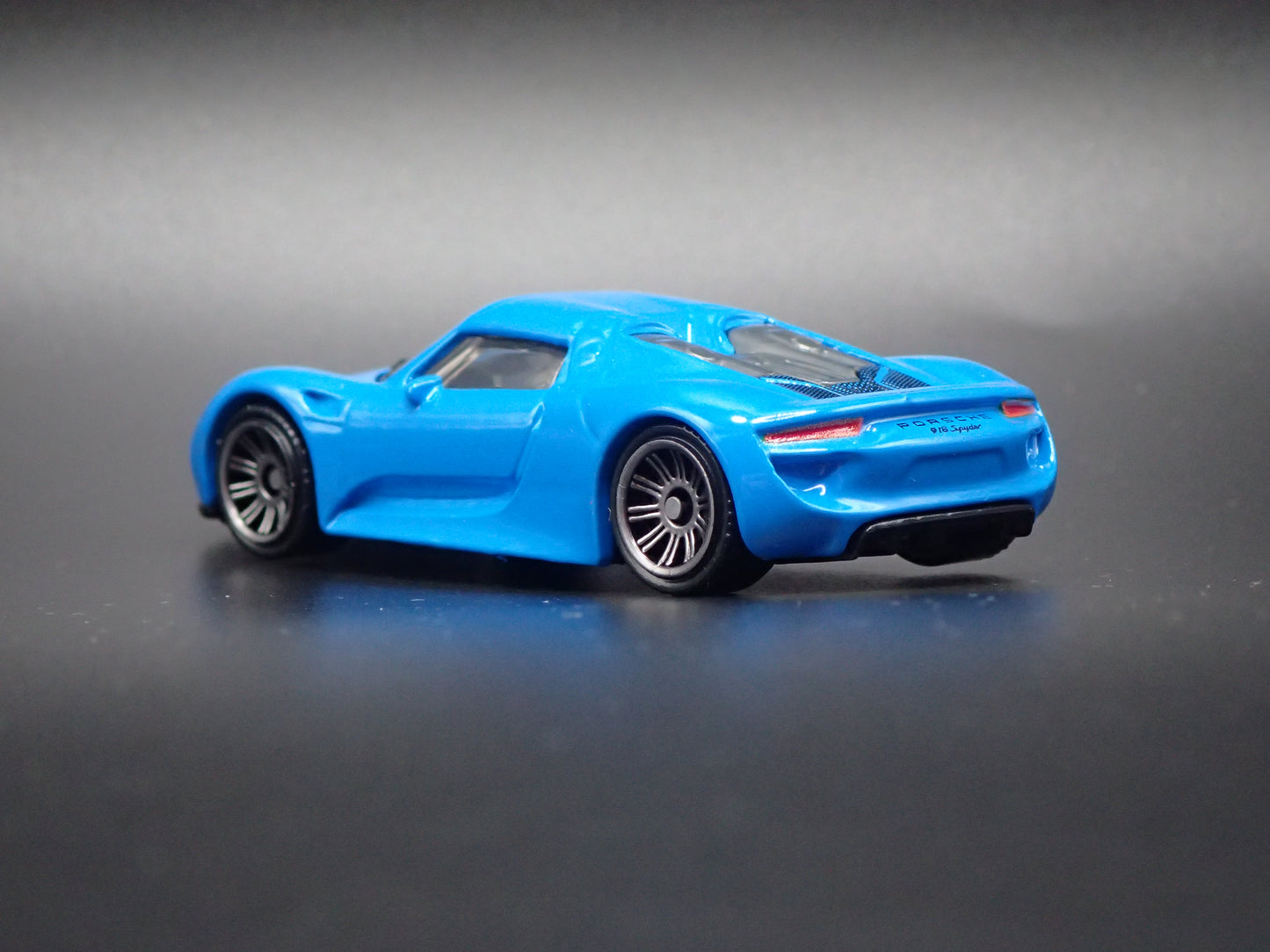 2013-2015 PORSCHE 918 SPYDER SUPER CAR BLUE 1:64 SCALE DIORAMA DIECAST MODEL CAR