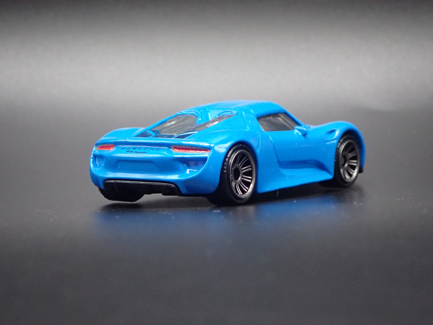 2013-2015 PORSCHE 918 SPYDER SUPER CAR BLUE 1:64 SCALE DIORAMA DIECAST MODEL CAR