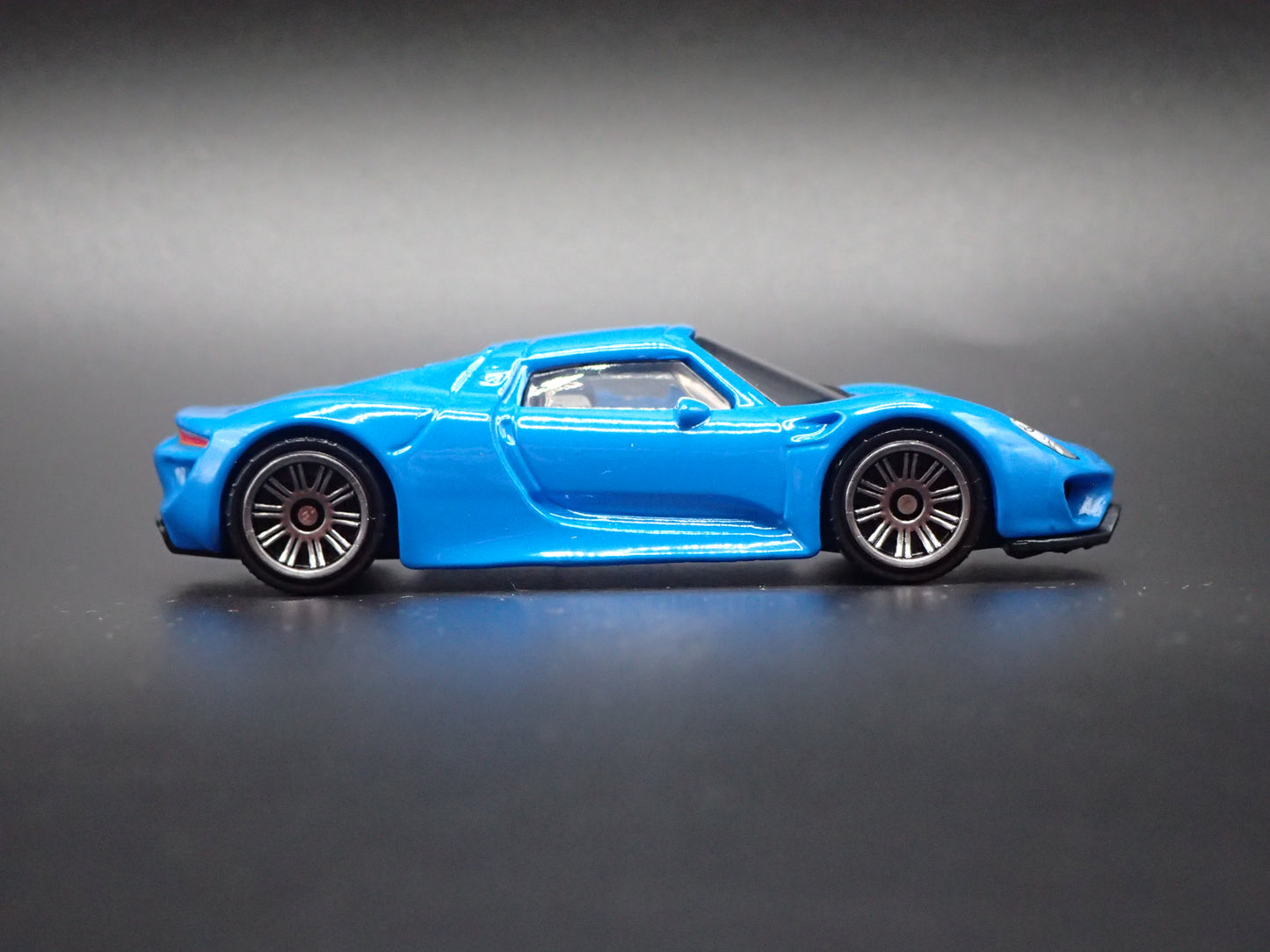 2013-2015 PORSCHE 918 SPYDER SUPER CAR BLUE 1:64 SCALE DIORAMA DIECAST MODEL CAR