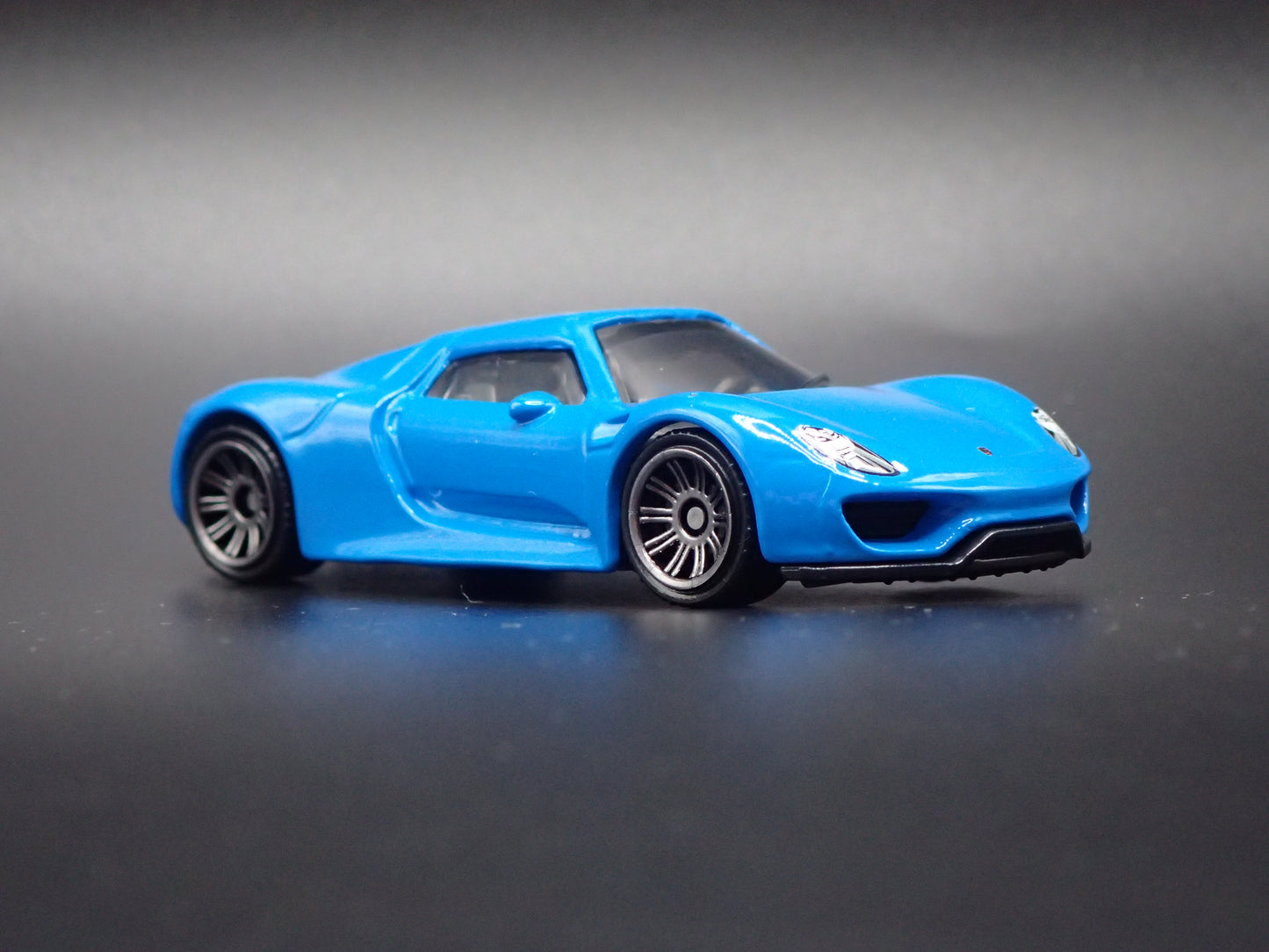 2013-2015 PORSCHE 918 SPYDER SUPER CAR BLUE 1:64 SCALE DIORAMA DIECAST MODEL CAR