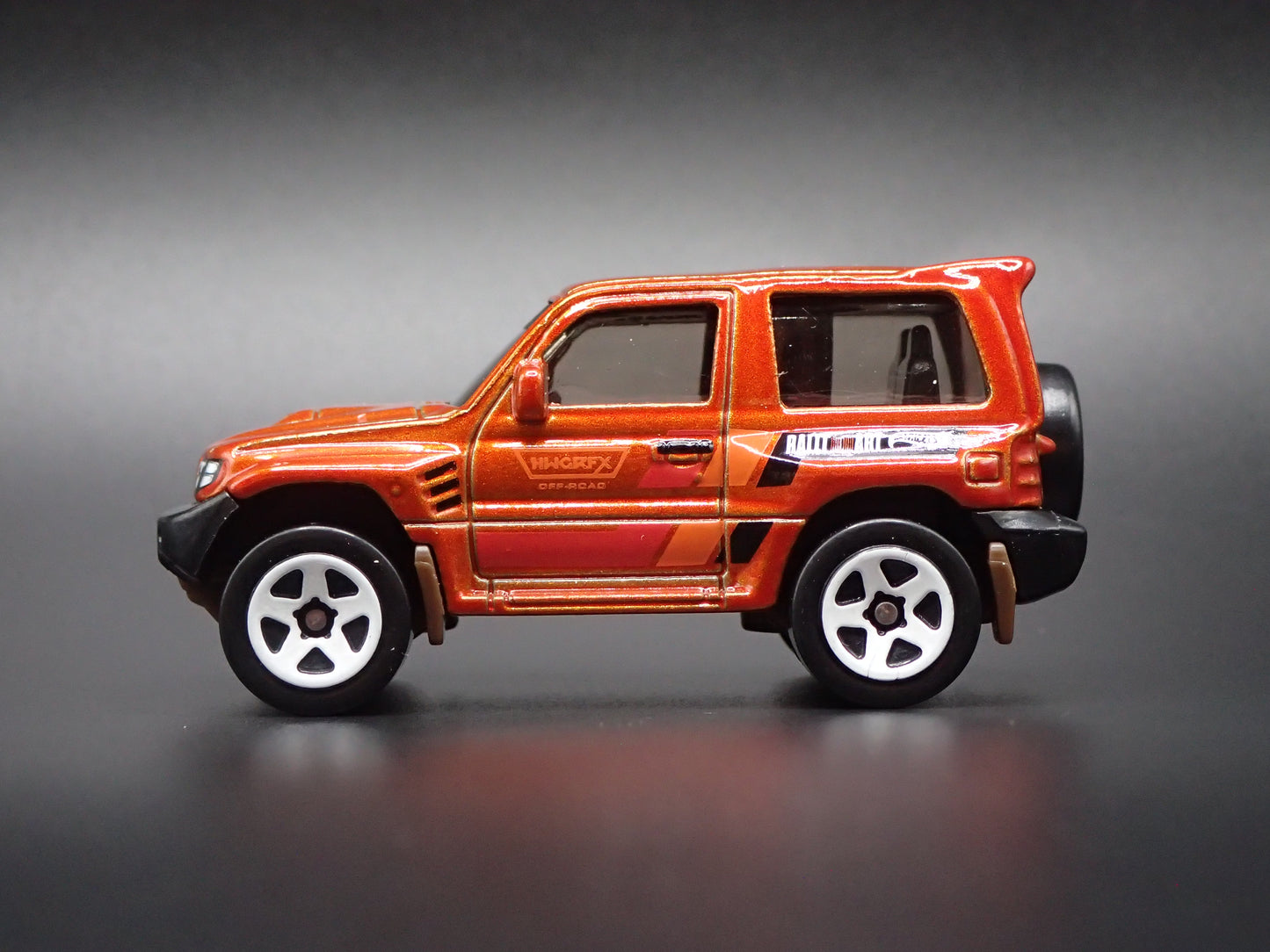1997-1999 MITSUBISHI PAJERO EVOLUTION SUV 1:64 SCALE DIORAMA DIECAST MODEL CAR