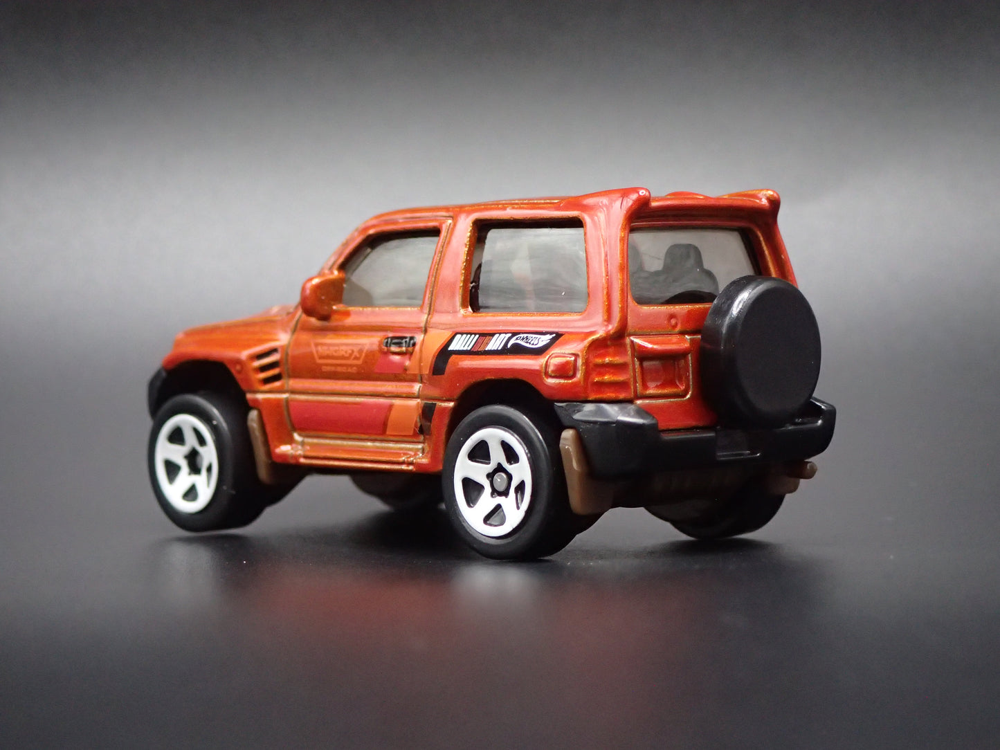 1997-1999 MITSUBISHI PAJERO EVOLUTION SUV 1:64 SCALE DIORAMA DIECAST MODEL CAR