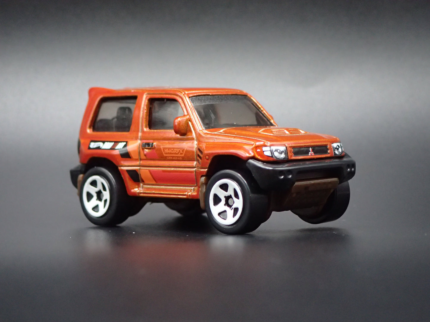 1997-1999 MITSUBISHI PAJERO EVOLUTION SUV 1:64 SCALE DIORAMA DIECAST MODEL CAR