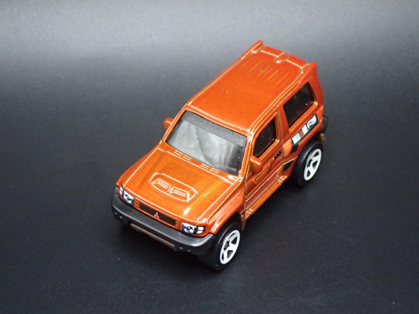 1997-1999 MITSUBISHI PAJERO EVOLUTION SUV 1:64 SCALE DIORAMA DIECAST MODEL CAR