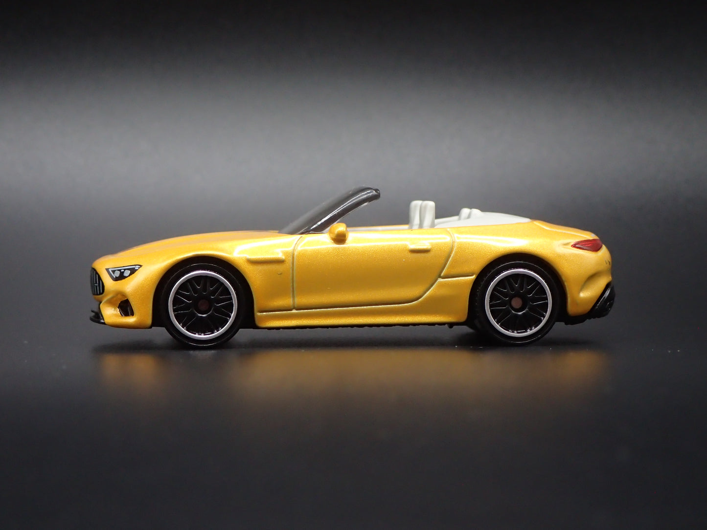 2022-2025 MERCEDES-BENZ AMG SL 63 CONVERTIBLE YEL 1:64 SCALE DIECAST MODEL CAR