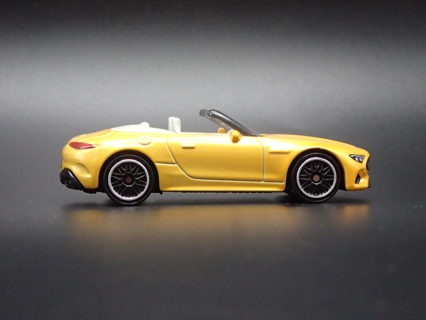 2022-2025 MERCEDES-BENZ AMG SL 63 CONVERTIBLE YEL 1:64 SCALE DIECAST MODEL CAR