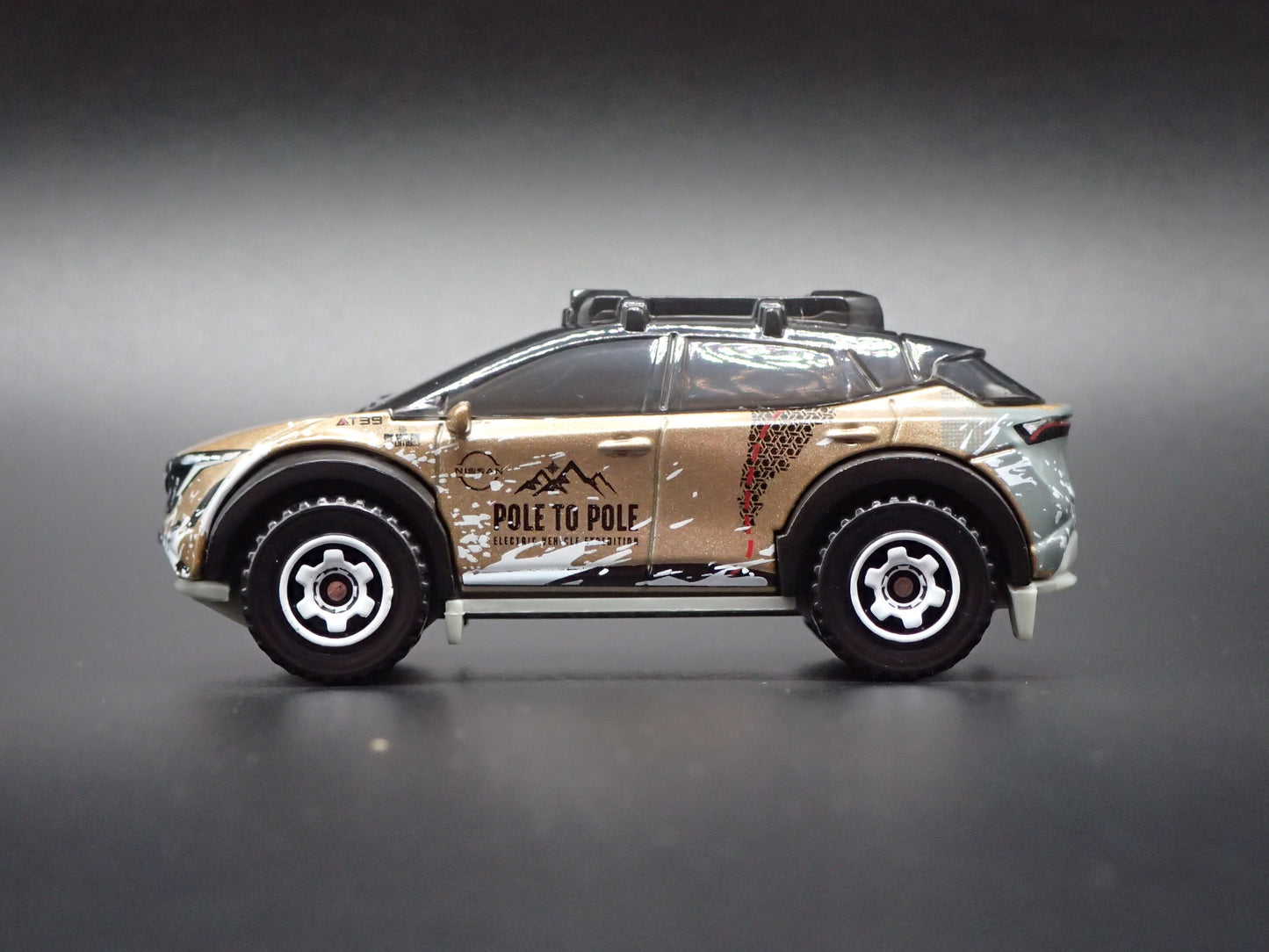 2023-2026 NISSAN ARIYA EV SUV POLE TO POLE GOLD 1:64 SCALE DIECAST MODEL CAR