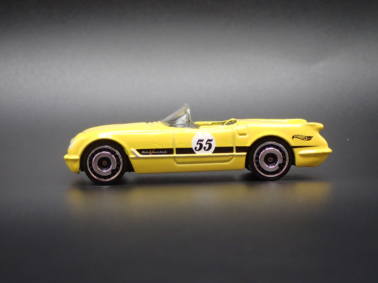 1955 55 CHEVY CHEVROLET CORVETTE CONVERTIBLE YELLOW 1:64 SCALE DIECAST MODEL CAR