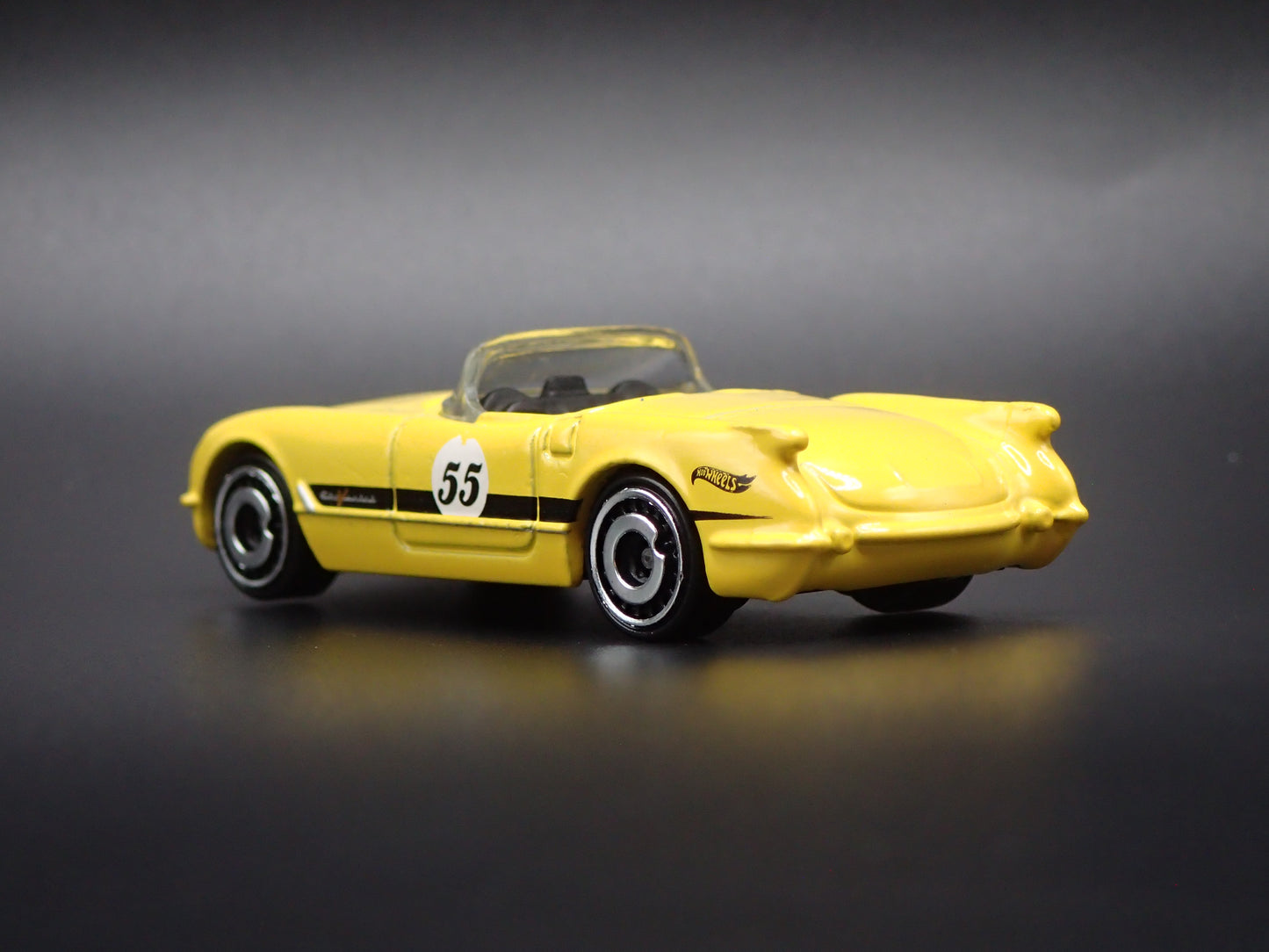 1955 55 CHEVY CHEVROLET CORVETTE CONVERTIBLE YELLOW 1:64 SCALE DIECAST MODEL CAR