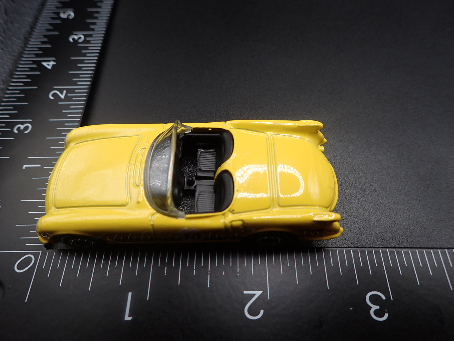 1955 55 CHEVY CHEVROLET CORVETTE CONVERTIBLE YELLOW 1:64 SCALE DIECAST MODEL CAR