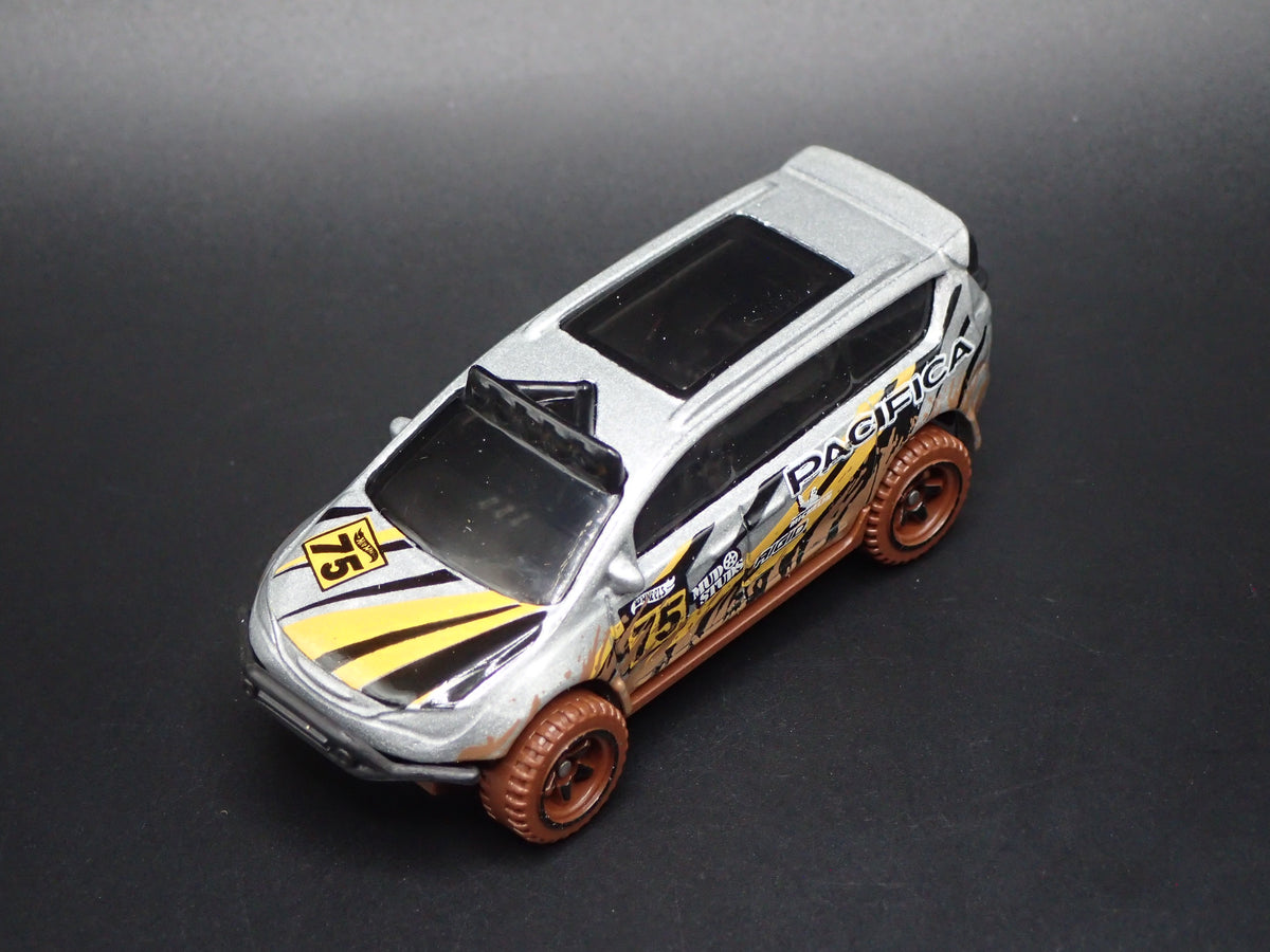 2017-2026 CHRYSLER PACIFICA MINIVAN OFFROAD 1/64 SCALE DIORAMA DIECAST MODEL CAR