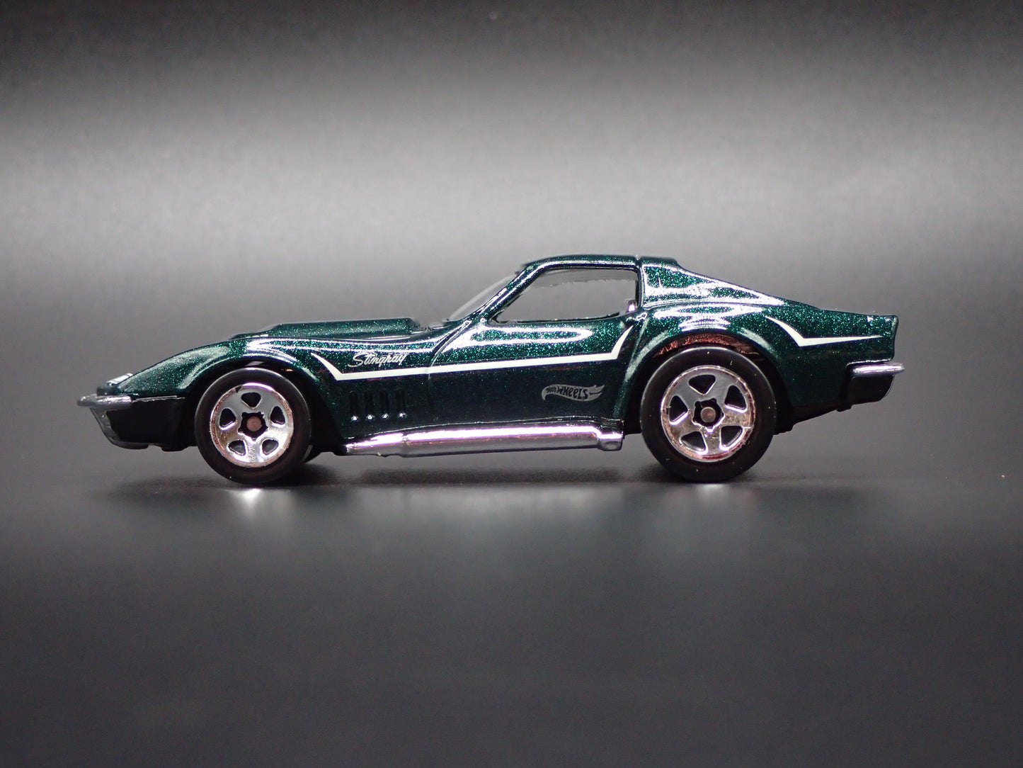 1969 69 CHEVY CHEVROLET CORVETTE GREEN 1:64 SCALE DIORAMA DIECAST MODEL CAR