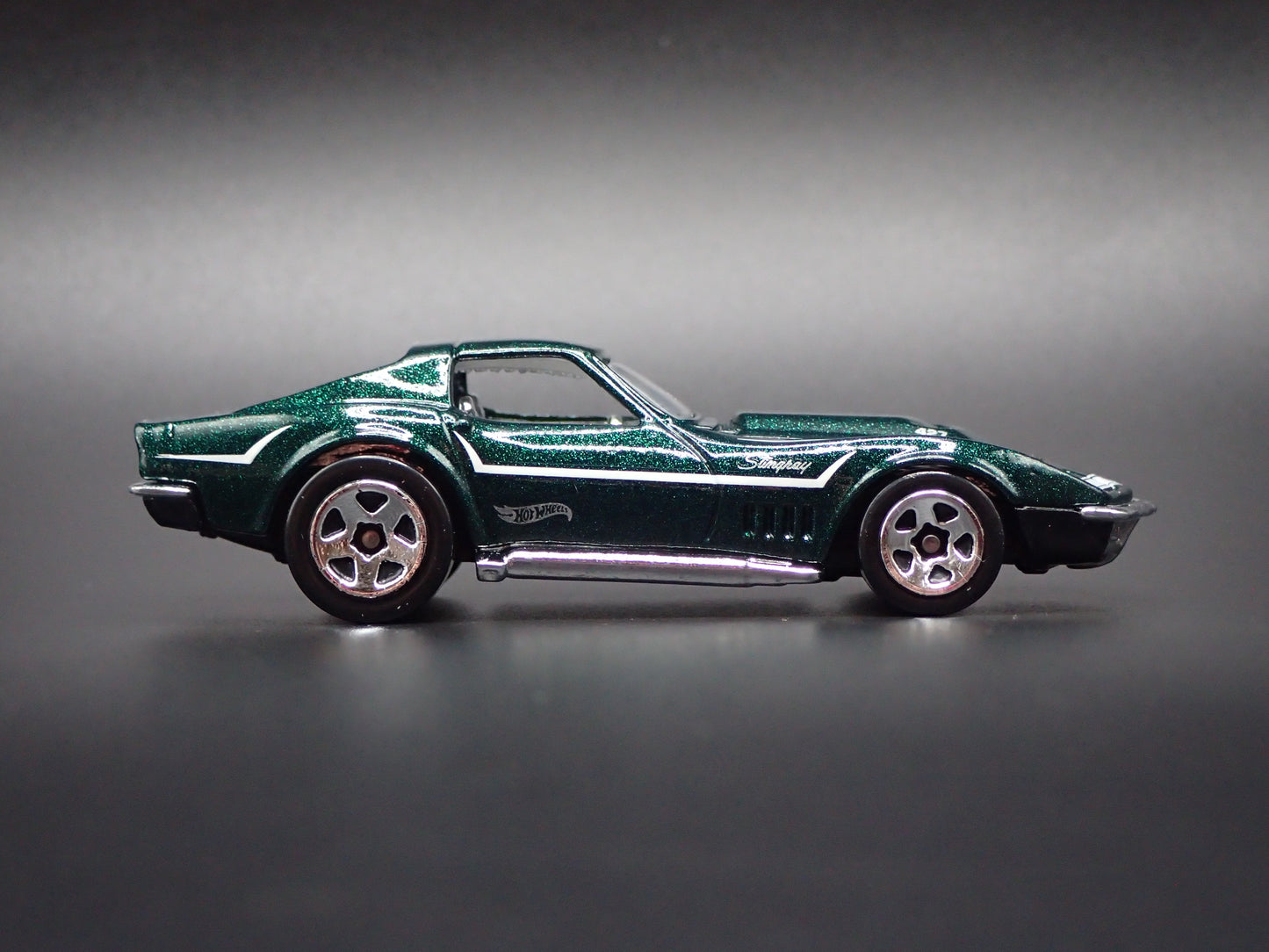 1969 69 CHEVY CHEVROLET CORVETTE GREEN 1:64 SCALE DIORAMA DIECAST MODEL CAR