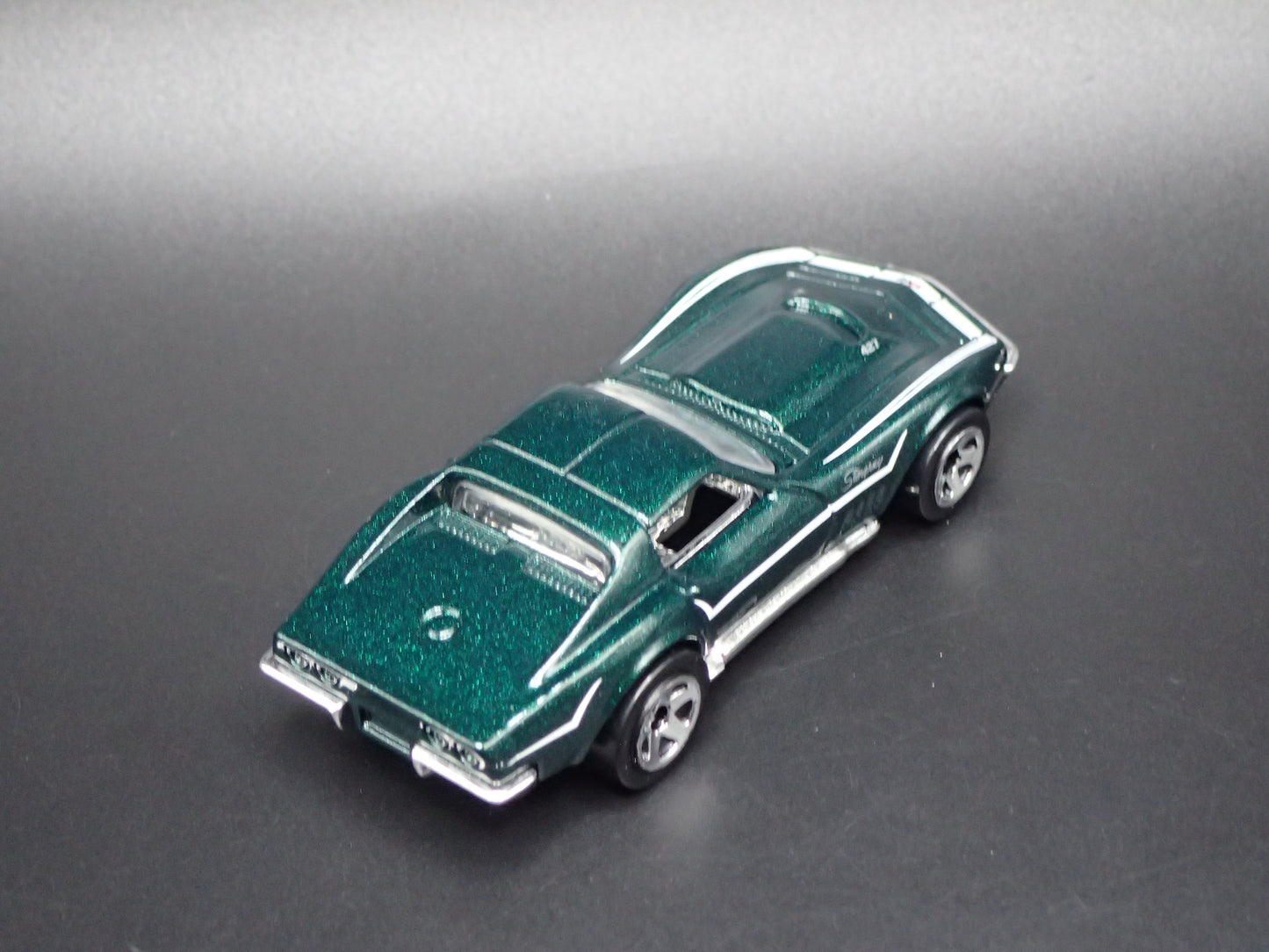1969 69 CHEVY CHEVROLET CORVETTE GREEN 1:64 SCALE DIORAMA DIECAST MODEL CAR