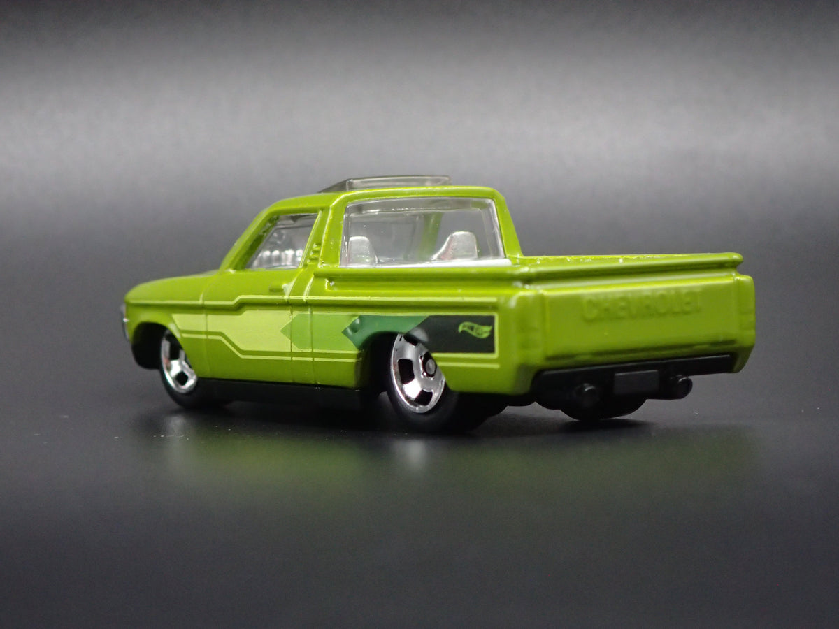 1972 72 CHEVY CHEVROLET LUV PICKUP TRUCK 1:64 SCALE DIORAMA DIECAST MODEL CAR