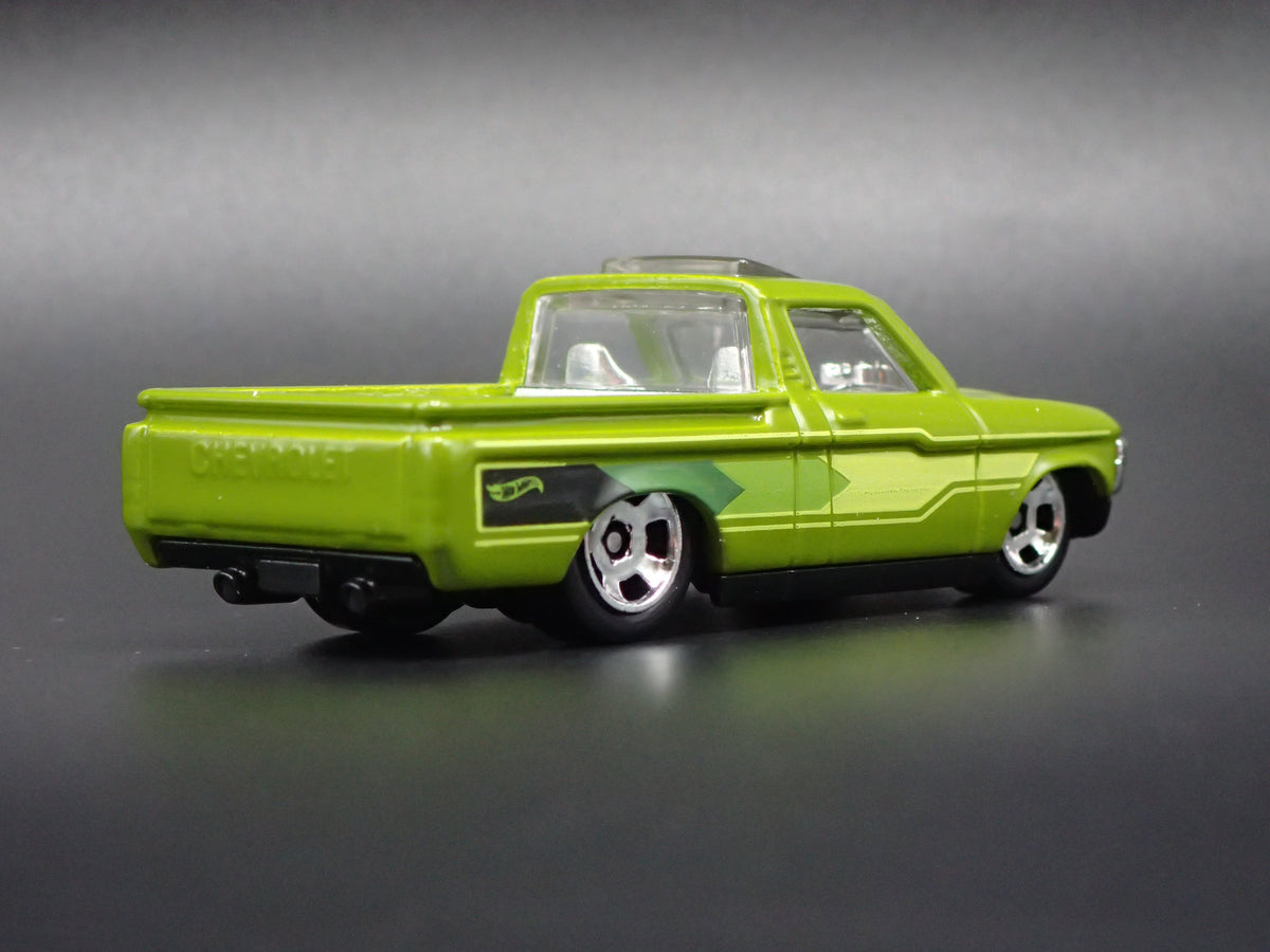 1972 72 CHEVY CHEVROLET LUV PICKUP TRUCK 1:64 SCALE DIORAMA DIECAST MODEL CAR