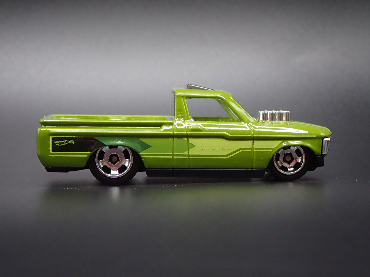 1972 72 CHEVY CHEVROLET LUV PICKUP TRUCK 1:64 SCALE DIORAMA DIECAST MODEL CAR