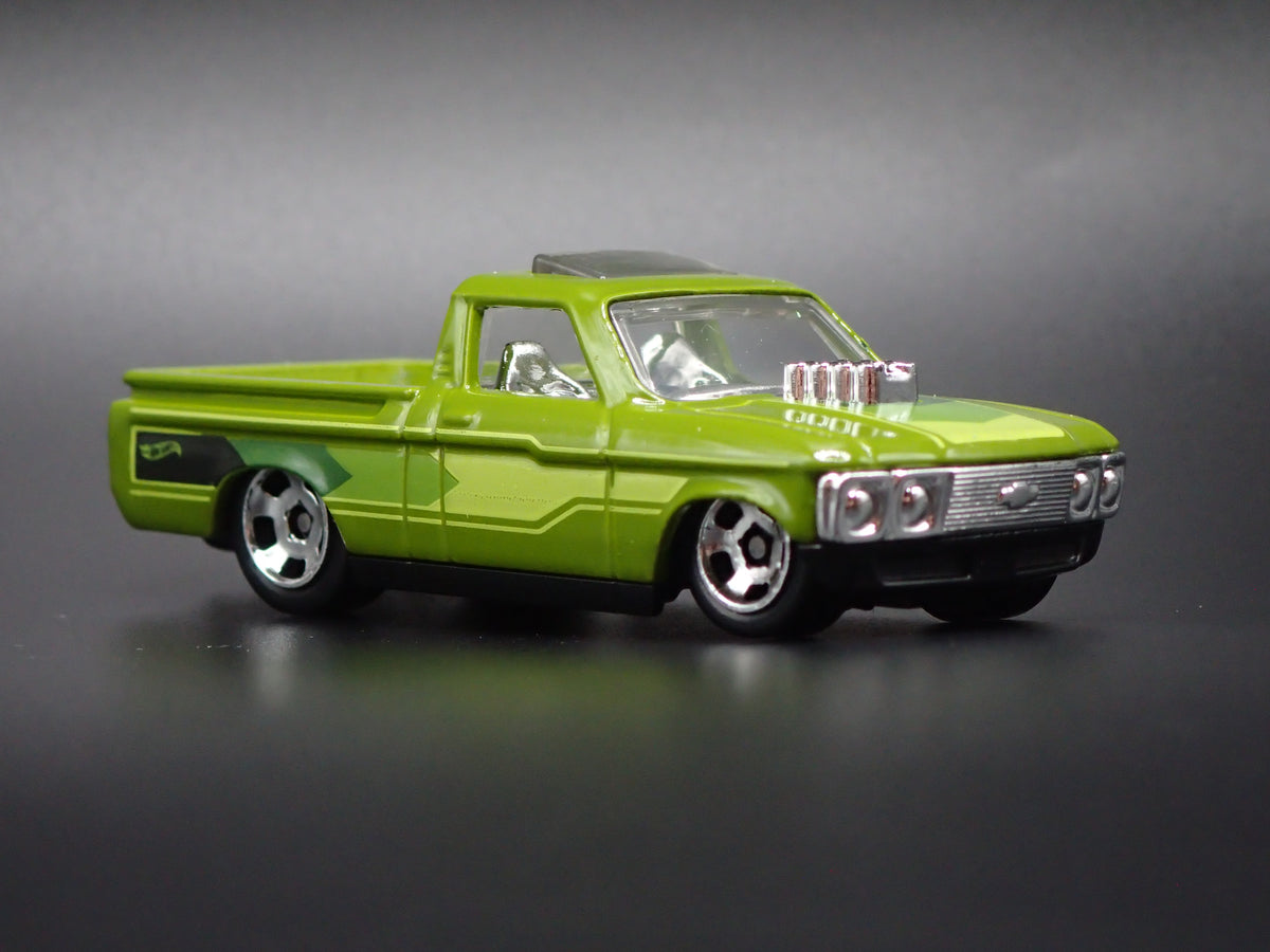 1972 72 CHEVY CHEVROLET LUV PICKUP TRUCK 1:64 SCALE DIORAMA DIECAST MODEL CAR