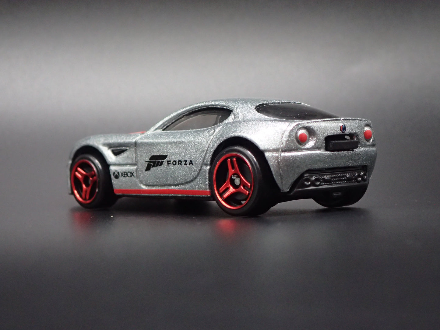 2007-2010 ALFA ROMEO 8C COMPETIZIONE SILVER 1:64 SCALE DIORAMA DIECAST MODEL CAR
