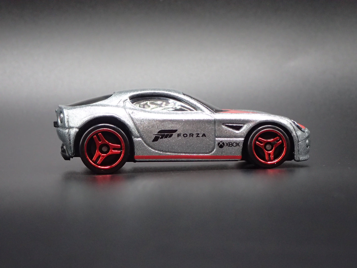 2007-2010 ALFA ROMEO 8C COMPETIZIONE SILVER 1:64 SCALE DIORAMA DIECAST MODEL CAR