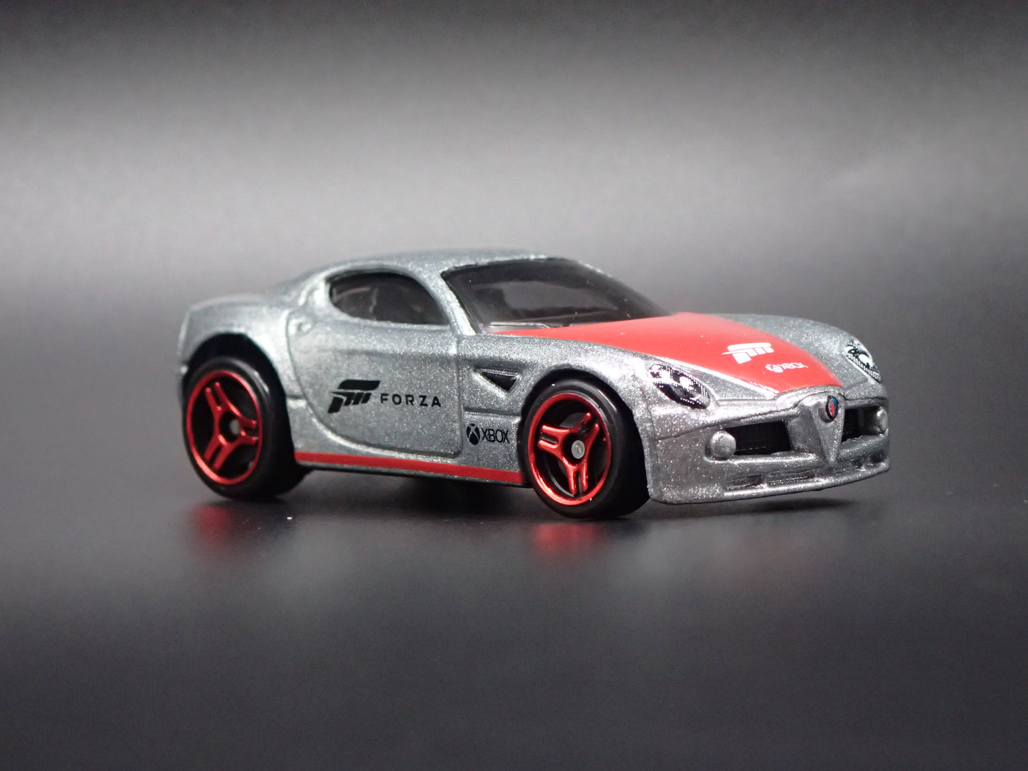 2007-2010 ALFA ROMEO 8C COMPETIZIONE SILVER 1:64 SCALE DIORAMA DIECAST MODEL CAR