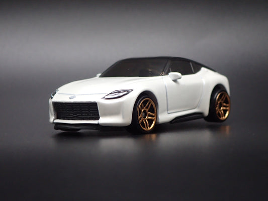 2023-2026 NISSAN Z WHITE 1:64 SCALE COLLECTIBLE DIORAMA DIECAST MODEL CAR