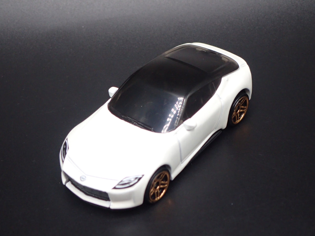 2023-2026 NISSAN Z WHITE 1:64 SCALE COLLECTIBLE DIORAMA DIECAST MODEL CAR