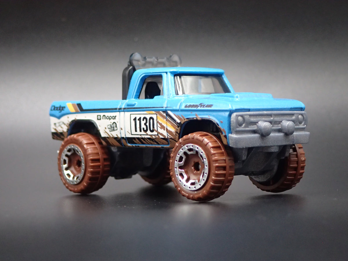 1970 70 DODGE POWER WAGON PICKUP TRUCK BLUE 1:64 SCALE DIORAMA DIECAST MODEL CAR