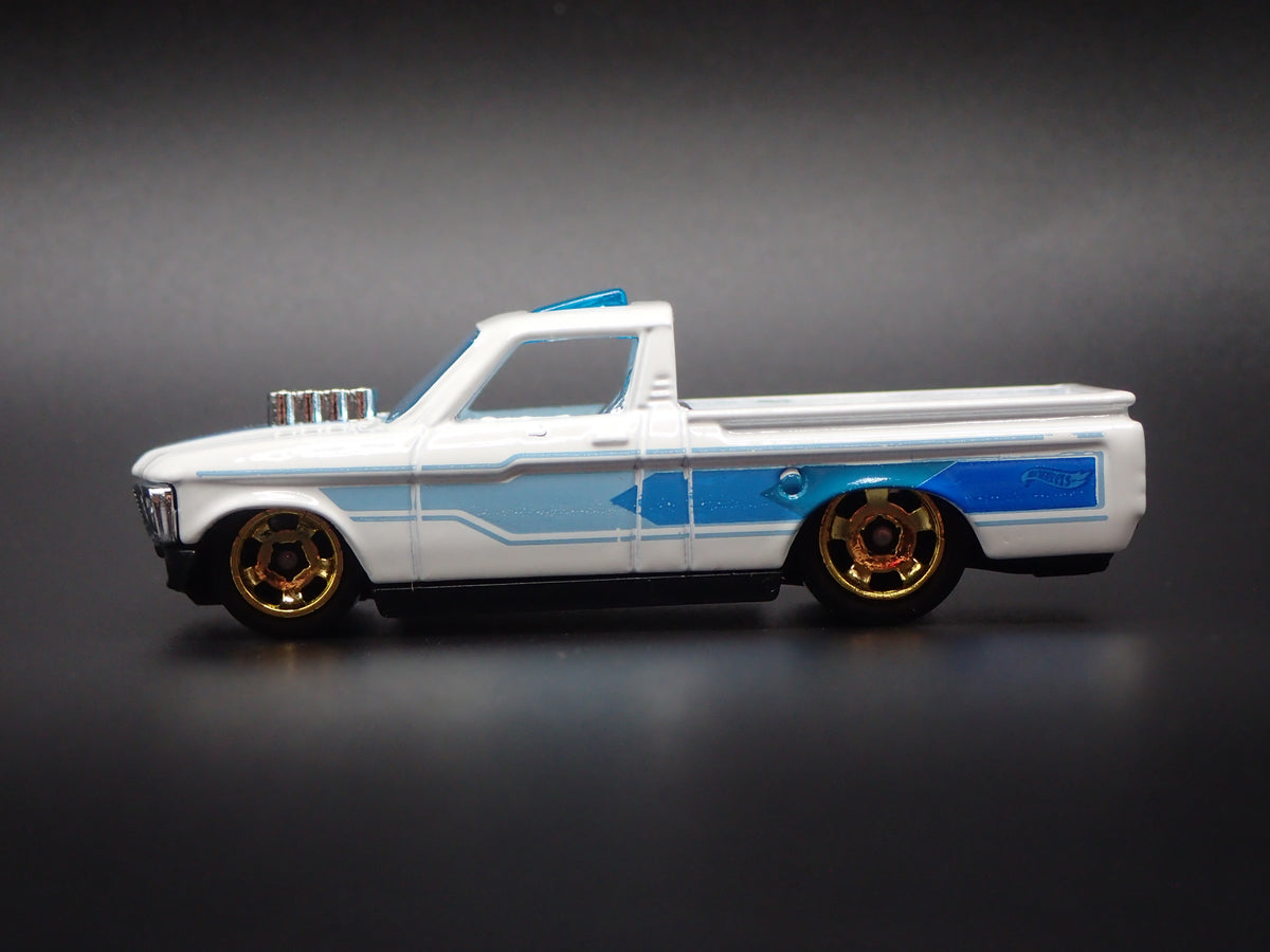 1972 72 CHEVY CHEVROLET LUV PICKUP TRUCK 1:64 SCALE DIORAMA DIECAST MODEL CAR
