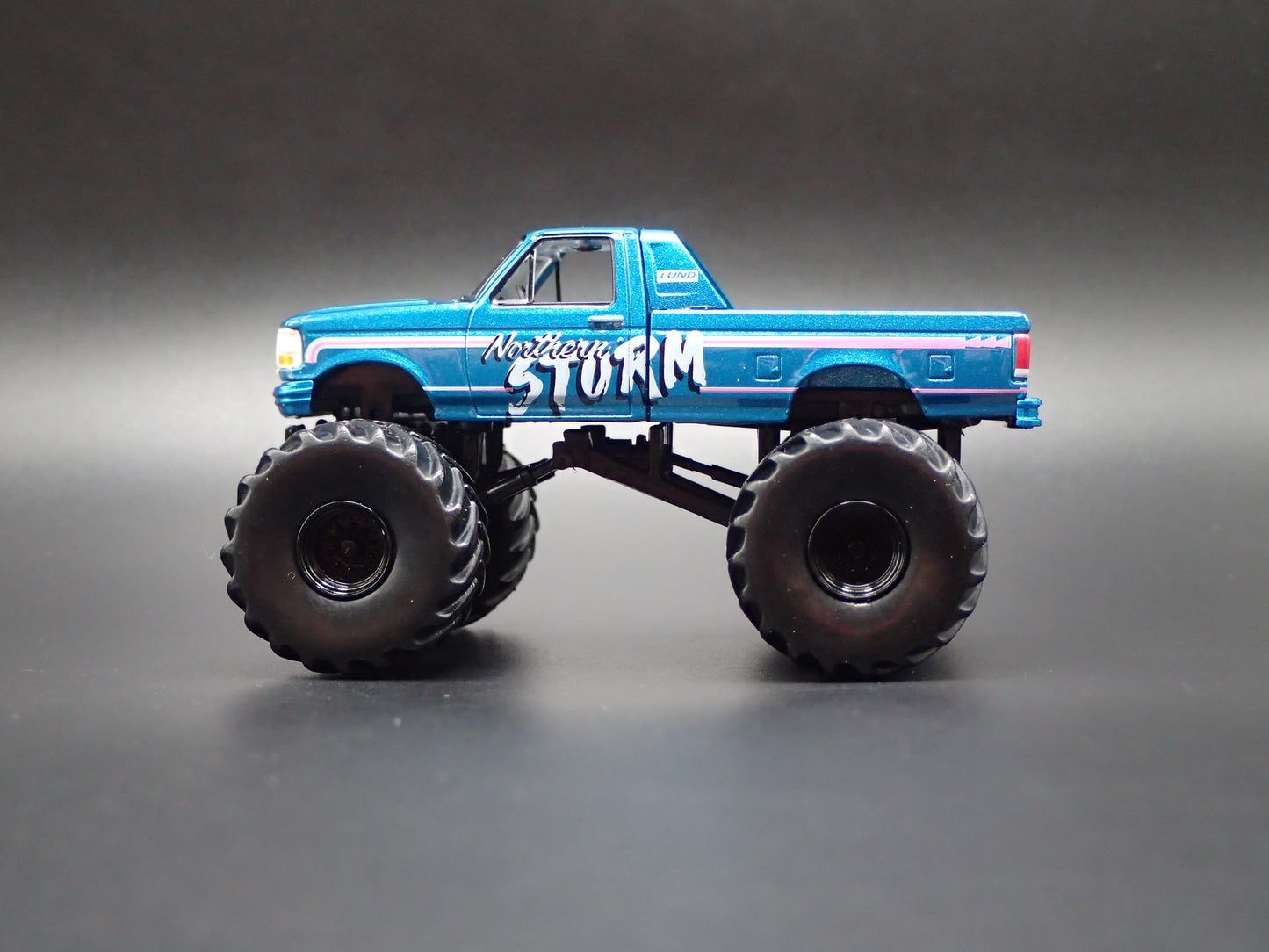 1993 93 FORD F250 MONSTER TRUCK MOUNTAIN STORM 1/64 SCALE DIECAST MODEL CAR