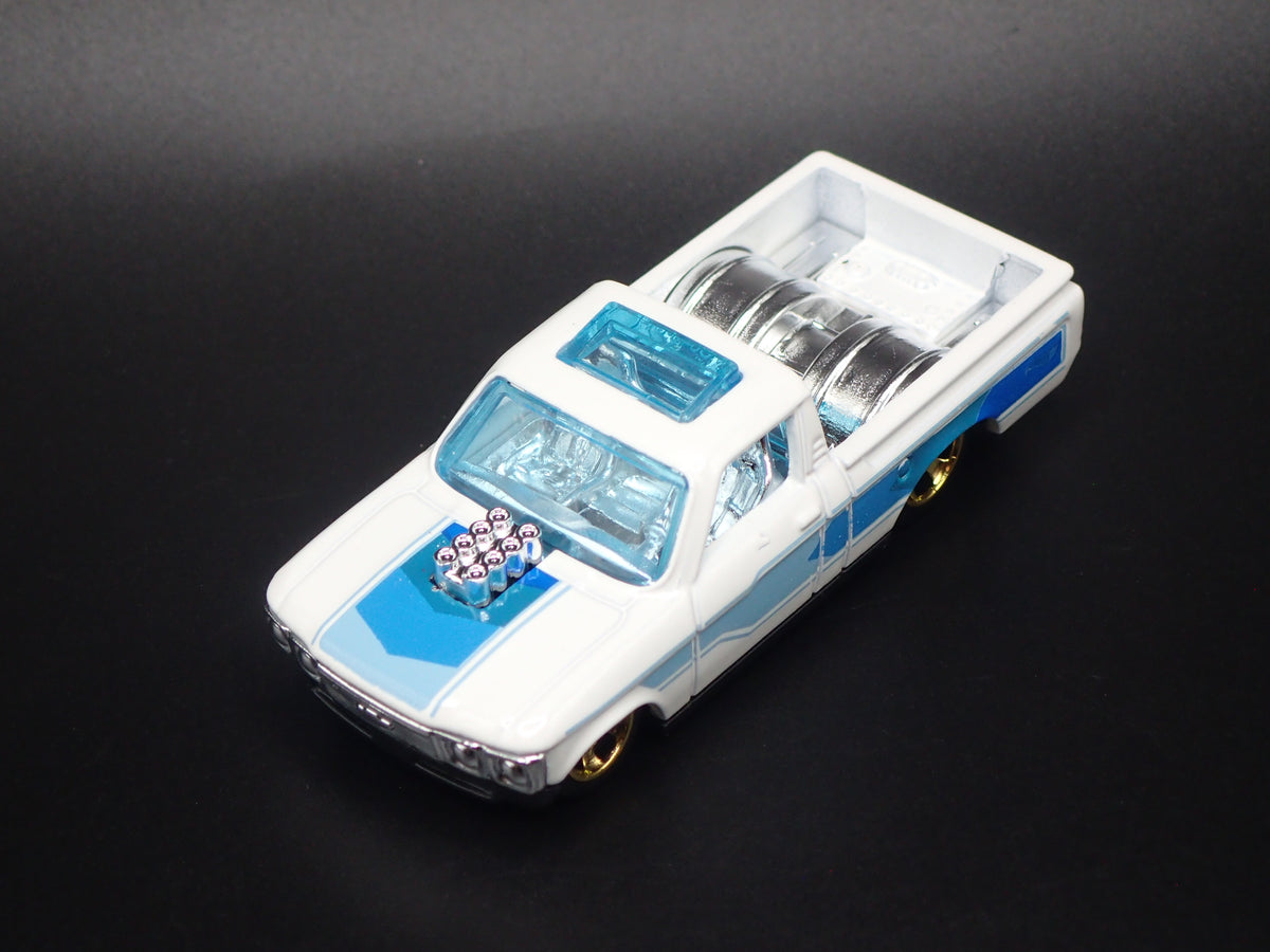 1972 72 CHEVY CHEVROLET LUV PICKUP TRUCK 1:64 SCALE DIORAMA DIECAST MODEL CAR