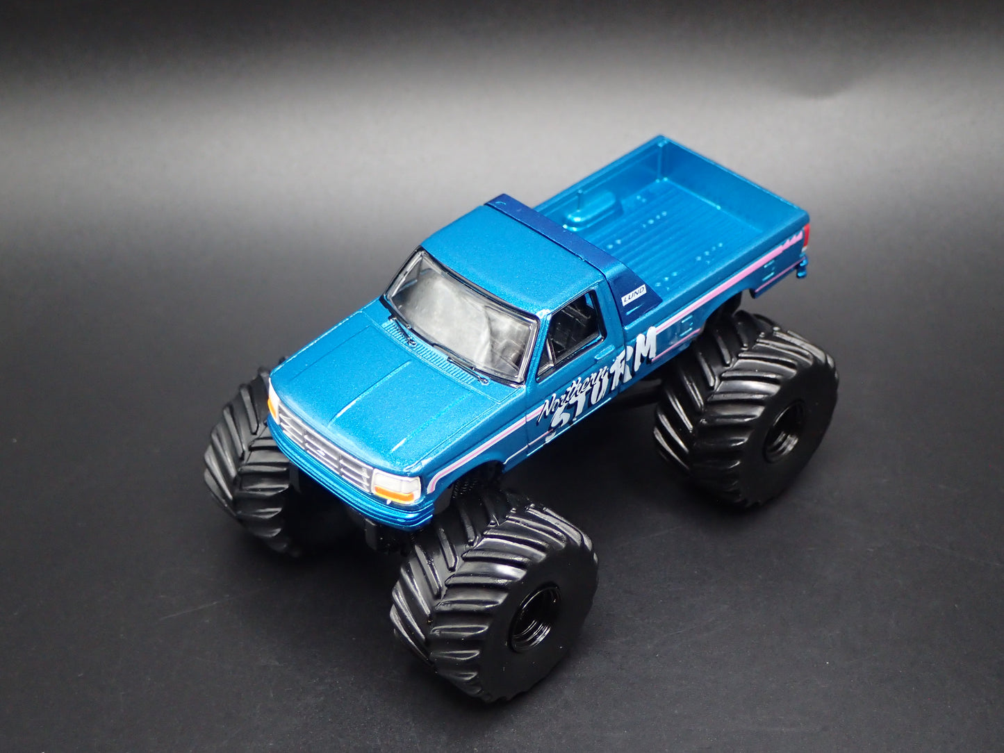 1993 93 FORD F250 MONSTER TRUCK MOUNTAIN STORM 1/64 SCALE DIECAST MODEL CAR